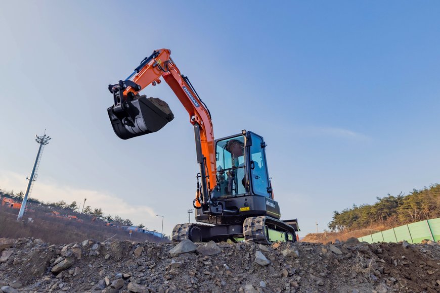 Doosan Launches New DX50Z-7 and DX55R-7 Mini-Excavators